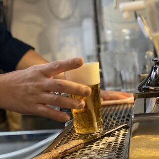 Have a beer story at the counter with a beer pouring expert!