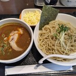 ブラウン - カレーチーズつけ麺並盛900円(税込)あつもり
            カレーは想像以上にカレーで かなり濃いです！
            ごはんで食べても美味しいかも。
            卓上のラー油と揚げエシャレットとの相性◎
            ※紙エプロンの用意有ります。