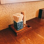 手打ち蕎麦 三乗 - テーブル席の七味、爪楊枝