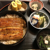 うなぎ秋本 - 善国寺定食全景。中々の景色。肝吸い、香の物、おひたし、う巻きがどれも手抜き無しの旨さ。特に香の物（白菜、茄子、奈良漬、蕪、きゅうり）は店の地力を現している。