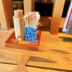 手打ち蕎麦 三乗 - カウンターの七味、爪楊枝