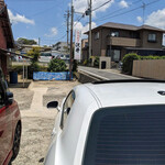 Tonkatsu Sawai - 駐車場から　坂の途中で道との段差が
