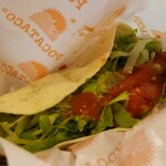 POCA TACO'S - ビーフのタコス400円＋アボカドトッピング110円(税込)にサルサかけたところ