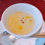 Abete - 枝豆とグリーンピースの温かいスープ