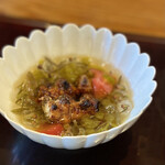 瞬 - 蓴菜(広島県黒瀬産)、フルーツトマト、茎山葵の冷製椀、鰻の襟焼き載せ