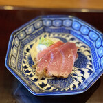 瞬 - 炭火炙り本鮪大トロ(新潟県佐渡産)、モッツァレラチーズのヅケ添え