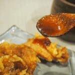 北野 - から揚げに「にんにく醤油たれ」をかける