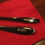 BEBE - カトラリーに店名がはいっている。