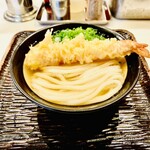 うどん 丸香 - ◆かけうどんと海老天
            ◎讃岐うどんの一番基本的な食べ方はやはりかけうどん。