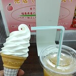 お食事処 あだたら亭 - ソフトクリーム＆桃ジュース