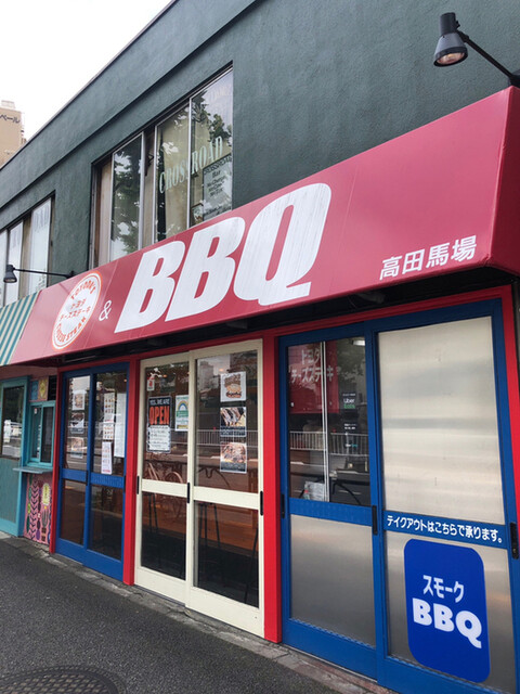 トヨダチーズステーキ&BBQ 高田馬場 - お店の外観 赤い看板が目印