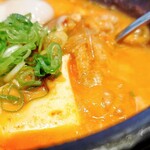 カルビ丼とスン豆腐専門店 韓丼 - ホルモンスン豆腐＋生玉子