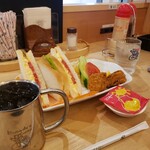 珈琲所 コメダ珈琲店 - たまとまレタスサンドイッチ、サラダ、コメチキ、アイスコーヒー