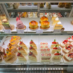 エスリビングハナレ - ショーケースのケーキはとてもおいしそう♪