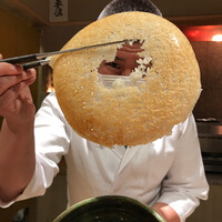 銀座 よし澤 - お焦げ。普段は穴が開かないそうで穴から大将の目がキラリ✨奇跡のショット(笑)