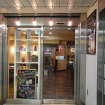 不動産屋さんの隣にあります。