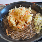 Soba Dainingu Raku - 桜えびかき揚げそば 並盛 880円。