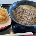 Soba Dainingu Raku - 桜えびかき揚げそば 並盛 880円。