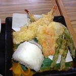 黄金の穂 - こがねの穂セットのオニギリと天ぷらの盛合せ