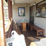 横濱アイス工房 - 外のウッドテーブル