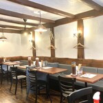 関飯店 - ウッディなデザインの店内