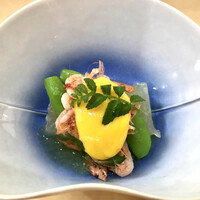 佐とう - 先付　新玉葱のゼリー寄せ
                    黄味酢が新玉葱の甘味を引き締めます。添えられたスナップエンドウの食感が美味でした。桜エビの香りも◎