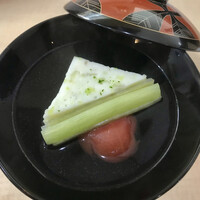 佐とう - 椀物。三角のが空豆しんじょう。湯剥きされた甘いトマトに里芋の芋ガラという青ずいき。お出汁の中でそれぞれの異なる食感が良かったです。
