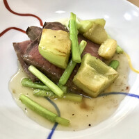 佐とう - 丸茄子と分葱の餡がかかった黒毛和牛の一皿。
                      熱々で提供されます。