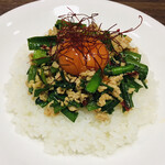 タイジンジャー - ニラ玉ニンニク丼. ニラが良い仕事してます