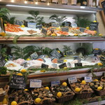 L'Ecume Saint-Honoré - おじさんが気合を入れて並べてました