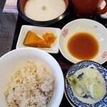 寿作 - とろろは自然薯ほどには粘りがないが安価な長芋とは別物で天つゆで
ご飯は麦飯