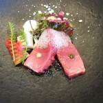 La Brianza - 熊本県天草まぐろカルパッチョ鮎の魚醤ソーテルヌノコギリ草梶谷農園ハーブサラダ。脂の乗ったまぐろが添えられた自家製マスタードと合う合う♡ 赤身はこれまたシブレットとバランスよくとてもおいしい♪