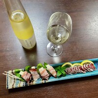 ケンゾーエステイトワイナリー 祇園店 - 白カビの燻製ソーセージと豚ばら肉燻製をアテに