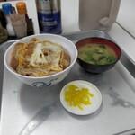 一休食堂 - カツ丼上、並とは150円の差がある