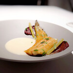 Takumi - 国産鰻の白焼き。ブータンノワールはペースト状のもの。蕗のピクルス、新玉ねぎのスープ。木の芽を散らして…