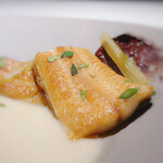 Takumi - 玉ねぎのスープと鰻の意外な組み合わせは、とっても美味しかったです。蕗のピクルスが爽やかな酸味を加えてくれます。ブータンノワールはまるで肝を頂いているような錯覚になります。組み合わせの妙が素敵でした。