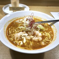 ビストロ アンヴェール - ◆えびそば(880円）・・海老や蟹・魚介から出汁を取ったスープ。トッピングは「海老のミンチ・カシューナッツ ・薄く焼いたパン・ネギ」など。