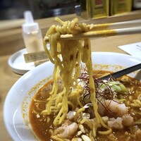 ビストロ アンヴェール - *こういう麺の知識が無いのですが、これは「たまご麺」かしら。この麺好み。 スープはブイヤベースよりも少し濃く、海老の風味を強く感じ美味しい。