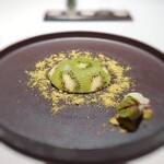 Takumi - ホワイトラムで風味づけされたキウイ。薄くスライスされて綺麗なカットです。