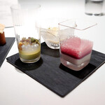 Takumi - 右：薔薇のブランマンジェ 左：抹茶のムースとレンズ豆のコンポート 真ん中奥：エルダーフラワーのプリン
