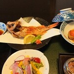 福松荘 - カサゴの唐揚げ、金目鯛の煮付け