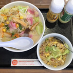 リンガーハット - 野菜たっぷり食べるスープ（760円）
たまごとレタスの半チャーハン（380円）