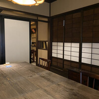 蕎麦懐石 無庵 - しっかりと感染対策をされており
                    
                    お席はかなり空いているのですが、
                    
                    並んでいても、一定の数のお客様しか入れない様子
                    
                    20分待ってこの部屋に通されましたが、2人きり