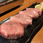 焼肉ホルモン 新井屋 - 厚切りタン塩