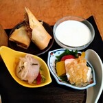 中国菜 優々 - 鴨肉の春巻き、小鉢二種(鯛と鶏)、杏仁豆腐
