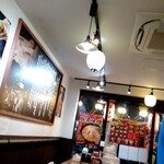 元祖博多 中洲屋台ラーメン 一竜 - カウンターから後ろの眺望。
カウンター席は３席、間引いて２席のみ。
キャパはソコソコ