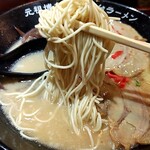 元祖博多 中洲屋台ラーメン 一竜 - バリカタでオーダー( ^-^)
卓上アメニティの紅ショウガ、ゴマを味変で♥