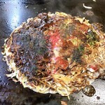 Okonomiyaki Matsumoto - お好み焼き (左側: 辛口ソース、右側: 甘口ソース)