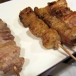 やきとり・ホルモン串　もりしん - 左から豚バラ（塩）・コテツ×2・豚バラ（タレ）