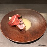 カーサ・デル・チーボ - 骨付き仔牛のﾛｰｽのｻﾙﾃｨﾝﾎﾞｯｶ仕立